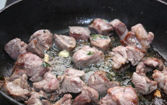 1. Этап. Баранина, запеченная с рисом: Аккуратно перекладываем кусочки мяса (без маринада) в сковороду с растительным маслом. Обжариваем до корочки.