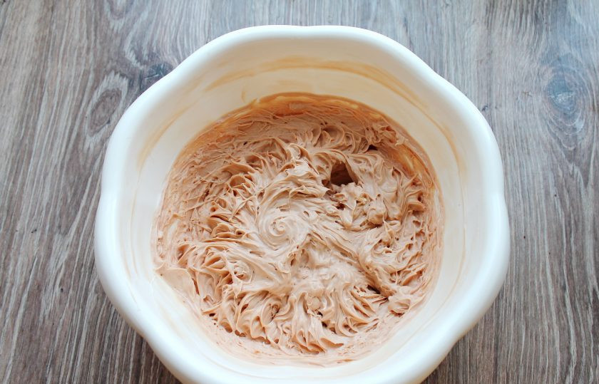 1. Этап. Крем чиз с вареной сгущенкой: Перемешивайте на низких оборотах до однородной гладкой массы.