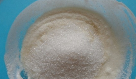 1. Этап. Шоколадный манник: Добавьте сахар и ванилин, перемешайте.