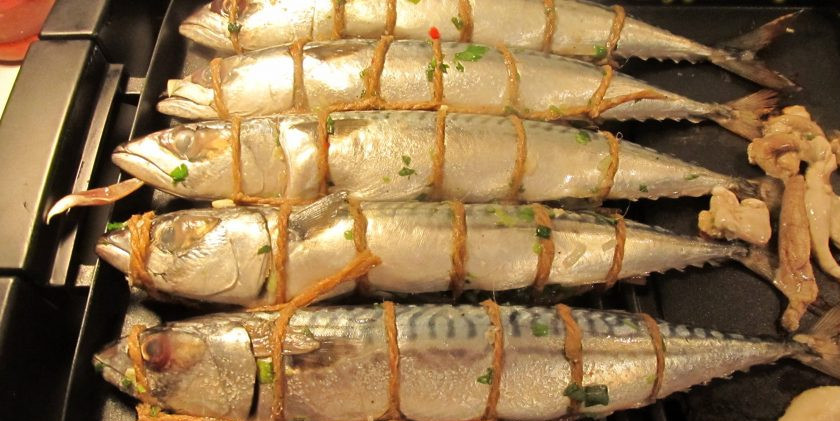 1. Этап. Фаршированная скумбрия Идиллия: 5. Обжаривайте рыбку на гриле или на мангале, переворачивая ее 1 раз.
