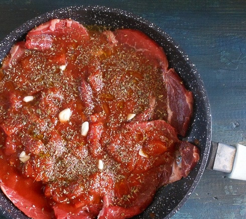 1. Этап. Мясо в соусе: 2. Говяжье филе или вырезку разрежьте на 3 кусочка. Разогрейте сковороду с оливковым маслом и выложите мясо. Добавьте томатное пюре, чеснок, соль, орегано и базилик, сушеный чили. Полейте оливковым маслом и водой, накройте сковороду крышкой и готовьте 25-35 минут на слабом огне.