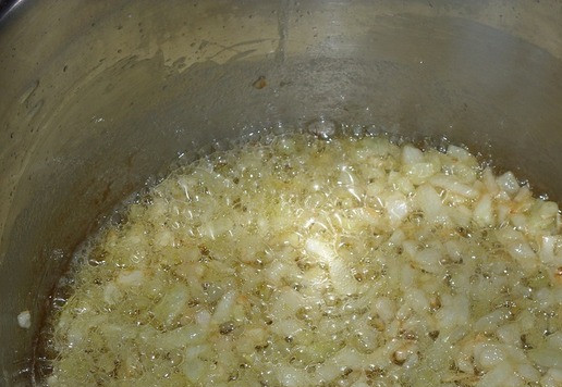 1. Этап. Суп-пюре из цветной капусты: Обжариваем в течении 5-6 минут, помешивая ложкой.