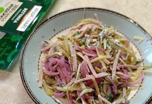 1. Этап. Салат Старый Мюнхен: Всё смешать и заправить майонезно-сметанным соусом. Соль и перец по вкусу.