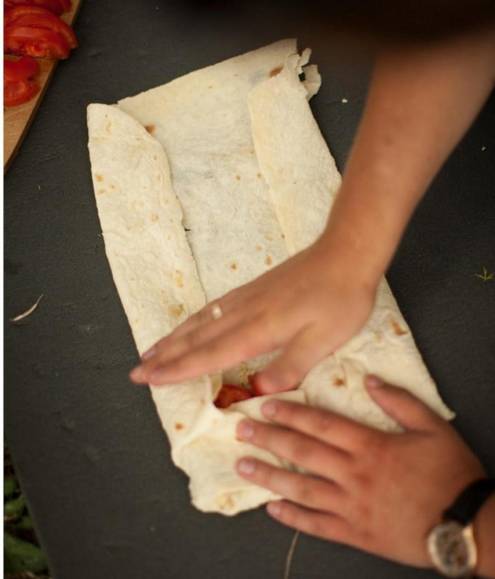 1. Этап. Лаваш с адыгейским сыром и зеленью: 5. Заворачиваем лаваш с начинкой 