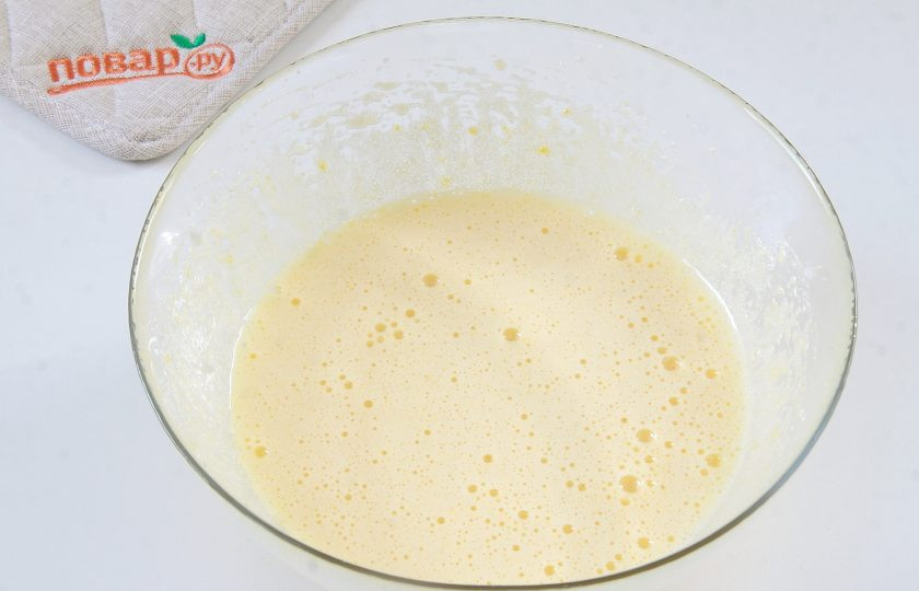 1. Этап. Апельсиновый пирог: 2. Взбейте яйца с сахаром до появления белой пены.