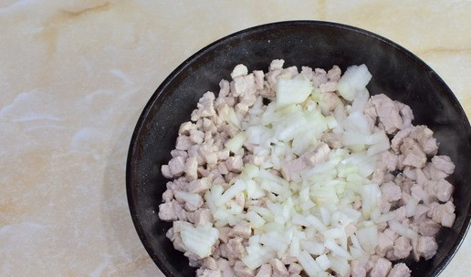 1. Этап. Закуска в тарталетках с индейкой: Лук очистите и мелко нарежьте. Добавьте в сковороду к мясу. Перемешайте и прожарьте еще 1-2 минуты.