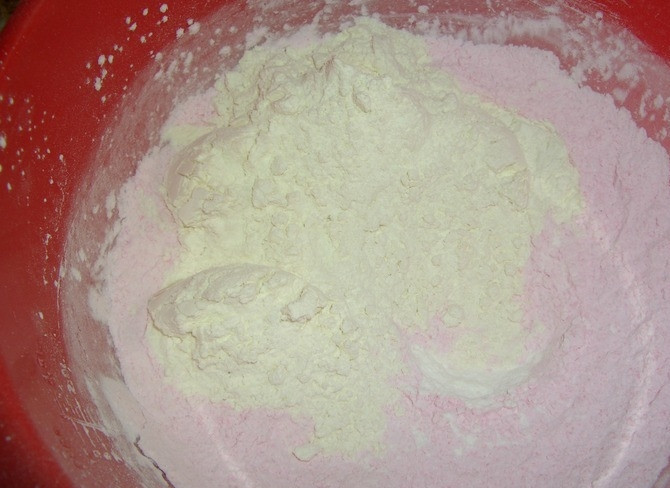 1. Этап. Пирог из киселя: Если кисель в брикете - его необходимо тщательно раскрошить. Добавляем к нему муку и размешиваем.