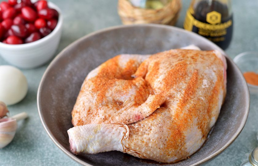 1. Этап. Курица с кизилом в духовке: Переложите окорочка в глубокую миску, добавьте масло, соевый соус, приправу для курицы, соль и перец по вкусу. Натрите ножки тщательно маринадом и оставьте минут на 30 мариноваться.