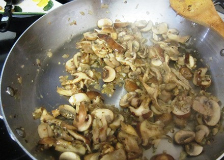 1. Этап. Жареные грибы с макаронами: 7. Обжарить грибы минут 7-10 на среднем огне.