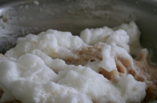 1. Этап. Рыбные котлеты из щуки: В отдельной посуде взбиваем яичный белок в густую пену, а затем переливаем его в фарш, аккуратно вмешиваем его.