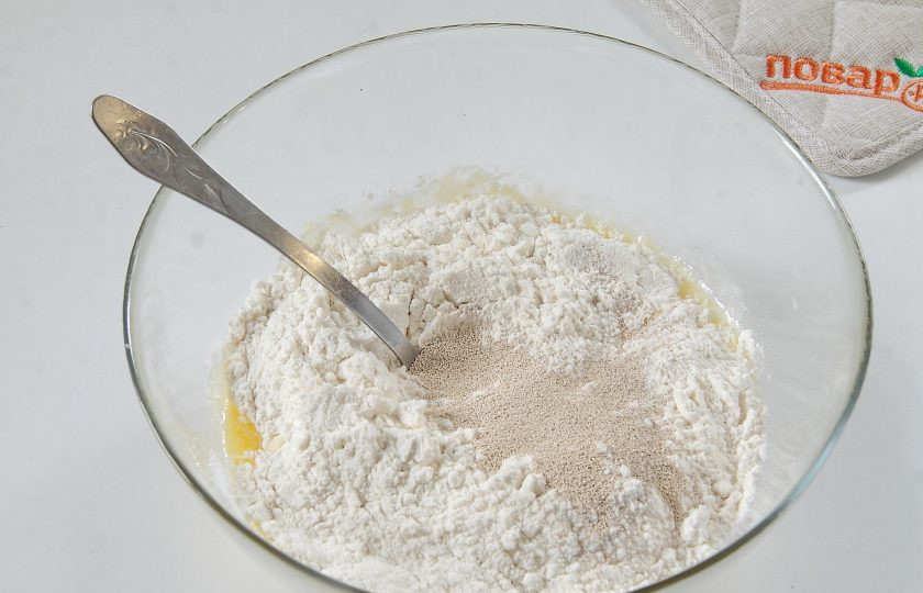 1. Этап. Чесночный хлеб с моцареллой: Перемешайте, добавьте муку и дрожжи.