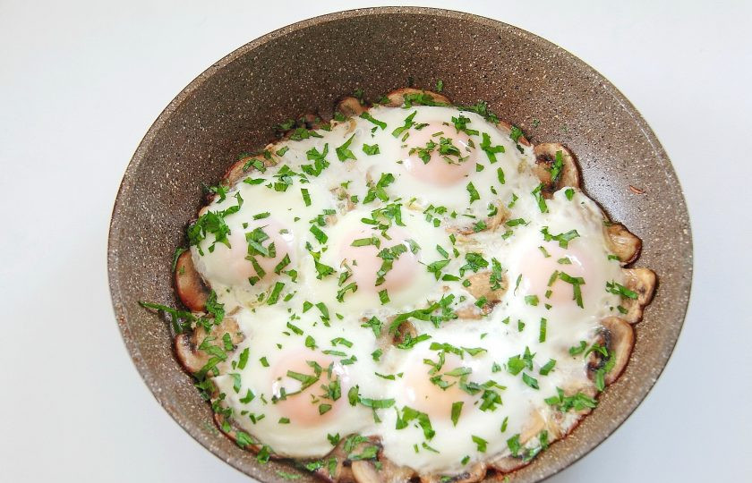 1. Этап. Яичница с грибами: 6. Накройте сковороду крышкой, убавьте огонь и готовьте яичницу до желаемой консистенции яиц. В конце посыпьте все свежей зеленью. Яичница с грибами готова.