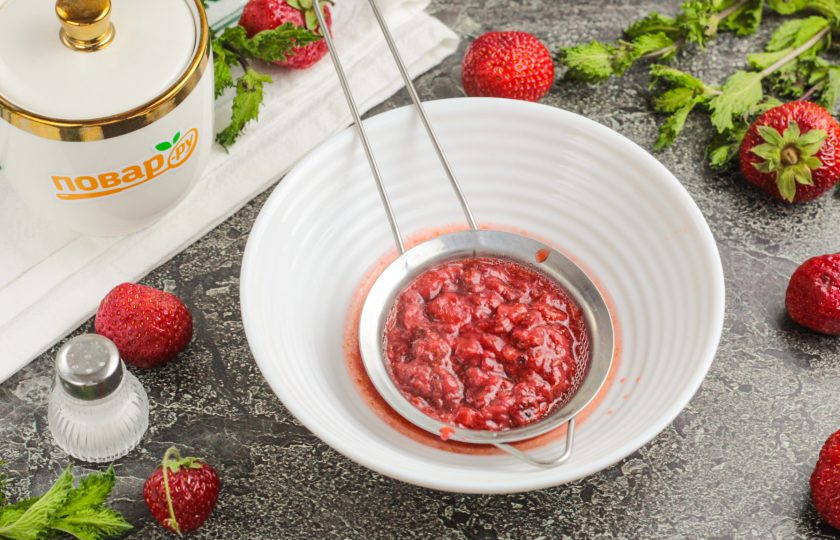 1. Этап. Соус из клубники к мясу: Протрите всю массу через ситечко с мелкими ячейками, жмых удалите. Протертый соус снова перелейте в ковш или казан, добавьте уксус и проварите до закипания.