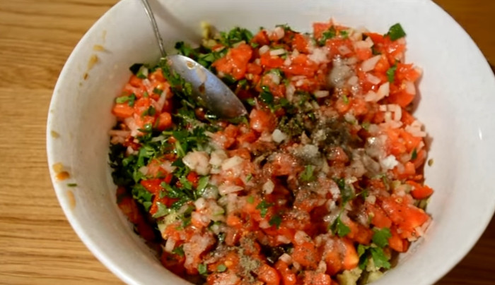 1. Этап. Самая вкусная баклажанная икра Сырая: 9. Измельченные печеные овощи смешиваем с сырыми, добавляем по вкусу соль и перец, горький перец и всё хорошенько перемешиваем.