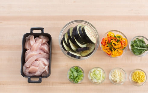 1. Этап. Куриная грудка с баклажанами и перцем: 1. Начните с подготовки ингредиентов. Баклажаны вымойте и обсушите, удалите у них хвостики, нарежьте овощ колечками. Измельчите перец, чеснок, имбирь и зелень. Курочку нарежьте полосочками.