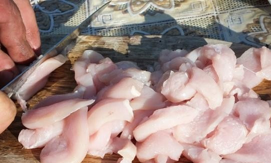 1. Этап. Курица в казане: Мелко порежьте курицу, резать поперек волокон.