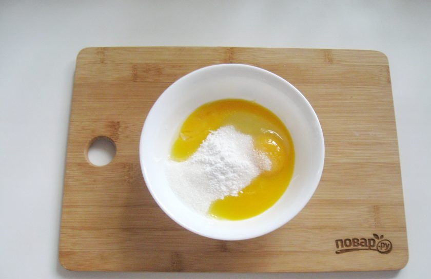 1. Этап. Бостонский кремовый пирог: В мисочке соедините 2 желтка, 100 грамм сахара и ванильный сахар.