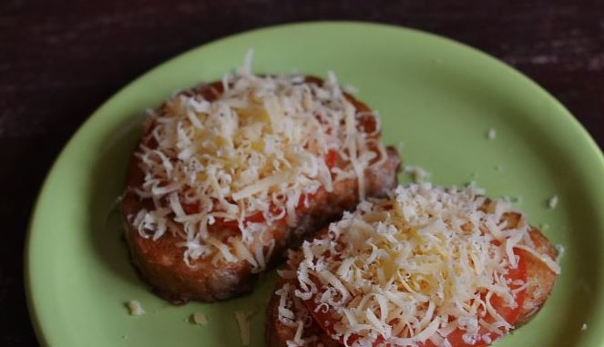 1. Этап. Горячие бутерброды: Выложите обжаренные тосты на тарелку. Помидор вымойте и нарежьте кружочками. На хлеб выложите по кружочку помидора. Затем присыпьте все тертым сыром и поставьте в микроволновку, чтобы он расплавился.