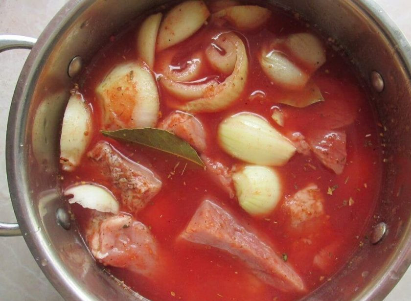 1. Этап. Свиной шашлык по-украински: 4. Поместите лук в кастрюлю, приправьте паприкой, кориандром, солью и перцем по вкусу, залейте все томатным соком и поместите в маринад мясо на день.