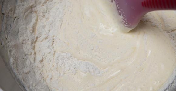 1. Этап. Быстрая яблочная шарлотка: Добавьте муку и еще раз взбейте до однородности. Тесто должно быть жидким, без комочков.