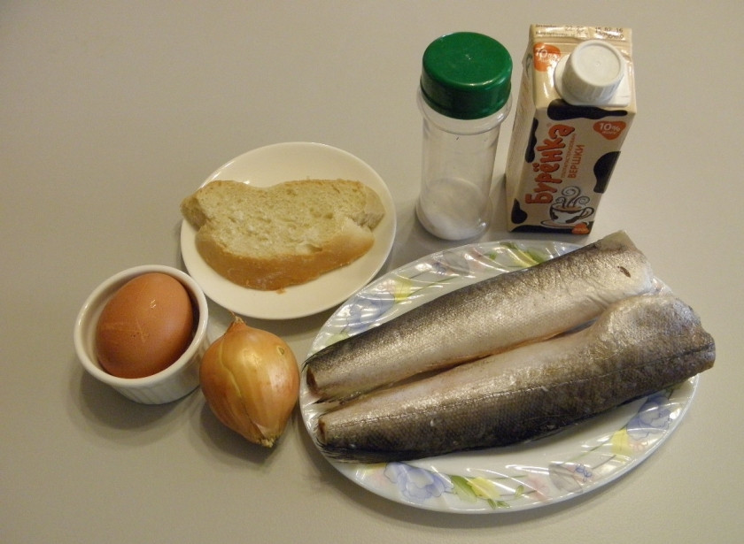 1. Этап. Рыбные котлеты на пару в мультиварке: Подготовьте продукты для котлет. Если рыба замороженная, то заранее достаньте ее из морозилки и разморозьте в пакете при комнатной температуре. Очистите луковицу.