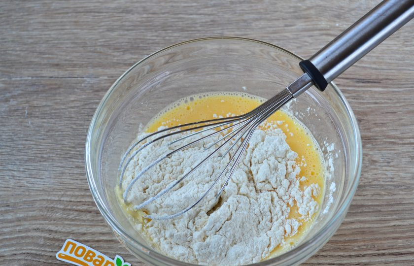 1. Этап. Блинный пирог с курицей и грибами: Затем добавьте немного молока и размешайте. Всыпьте всю муку и хорошенько размешайте, должна получиться очень густая вязкая масса.