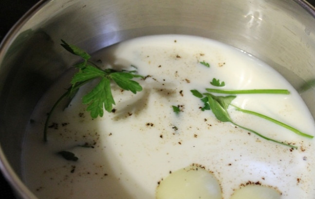 1. Этап. Треска под соусом Бешамель: 2. Молоко переливаю в сотейник, солю и перчу, добавляю мускатный орех, помытую петрушку и половину головки лука. Довожу до кипения на слабом огне, после этого готовлю 1 минуту и убираю с огня, накрываю крышкой и оставляю на полчаса.