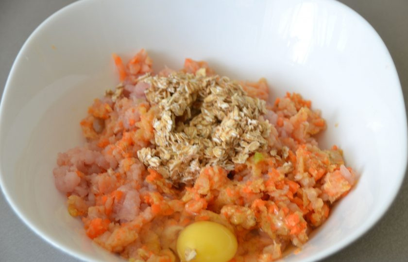 1. Этап. Котлеты из индейки с морковью: Накрутите фарш, добавьте геркулес, вбейте яйцо, посолите и поперчите (по желанию), хорошо перемешайте.