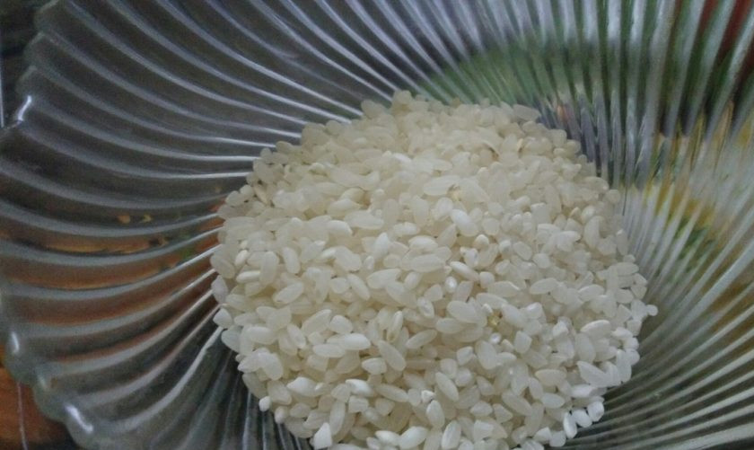 1. Этап. Суп из хека с рисом и яйцом: 4. Помойте рис несколько раз. Вместо риса можно добавлять пшено или макаронные изделия.