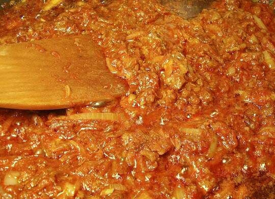 1. Этап. Подливка из тушенки: 7. Далее добавляем смесь овощей. Снова все перемешиваем и продолжаем тушить еще примерно 3 минуты.