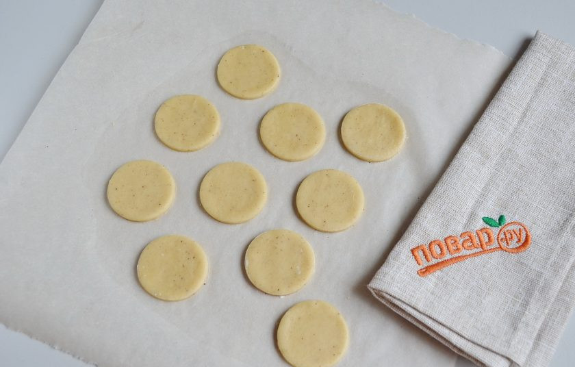 1. Этап. Криптопеченье: 11. Я сделала немного больших монет и маленьких. Выпекайте в разогретой до 180 градусов духовке до бледно-золотистого цвета.