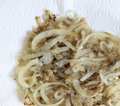 1. Этап. Шницель из говяжьей печени: Снять лук со сковороды на бумажную салфетку.