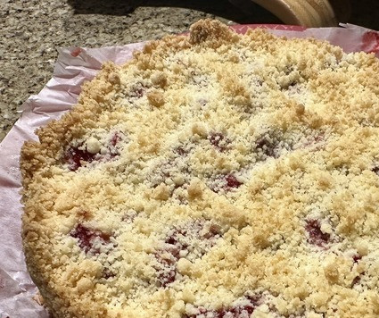 1. Этап. Насыпной пирог с клубникой: Как только пирог остыл, минут через двадцать, вынул его из формы.