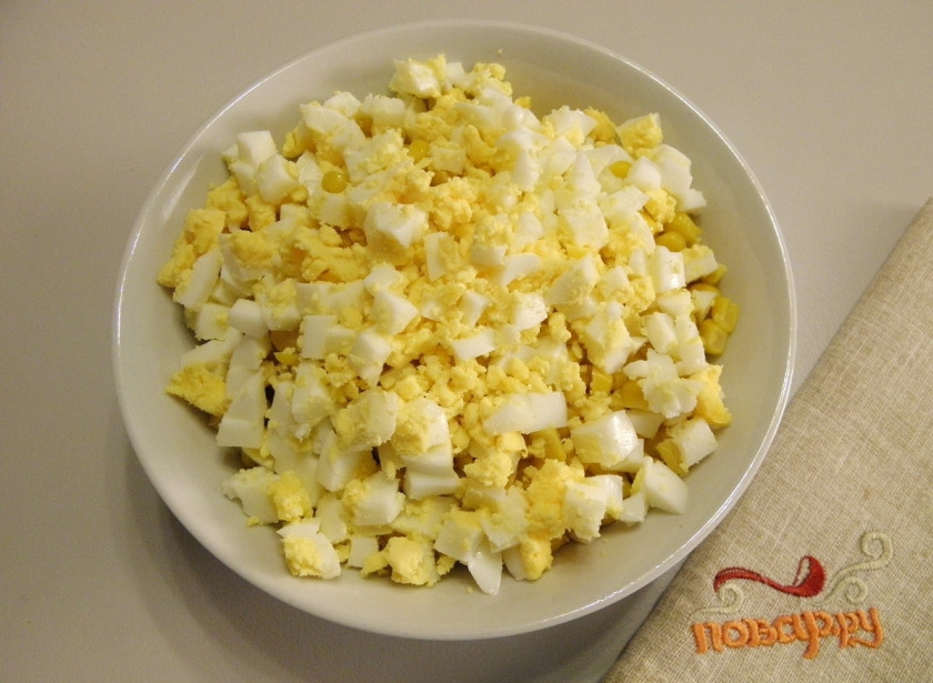 1. Этап. Крабовый салат из крабовых палочек: 5. Порежьте вареные яйца кубиками.