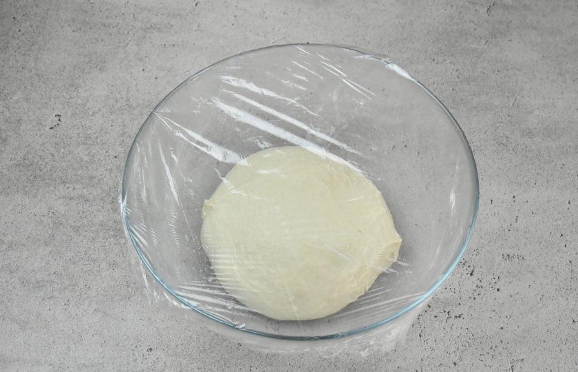 1. Этап. Ремесленный хлеб: Готовое тесто переложите в миску, накройте и оставьте на 5 часов при комнатной температуре. Каждый час проводите обминку теста.