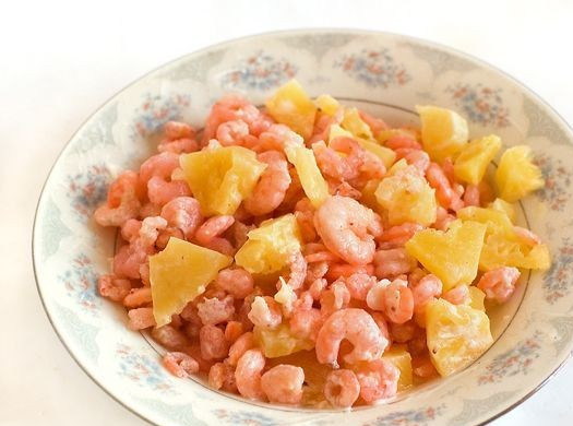 1. Этап. Креветки с ананасом и сыром: Сливаем сироп с ананасов, нарезаем их небольшими кусочками и смешиваем с креветками.