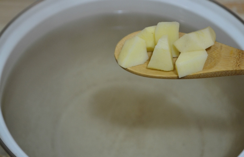 1. Этап. Суп щавелевый с фрикадельками: В кастрюлю с кипящей водой отправьте картофель.