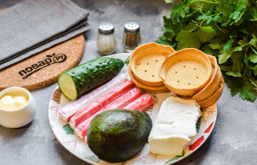 1. Этап. Тарталетки с авокадо и крабовыми палочками: Подготовьте ингредиенты.