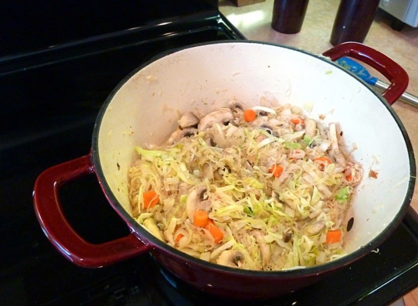 1. Этап. Жаркое по-польски: 5. Подержите на огне минут 5, чтобы они дали усадку.