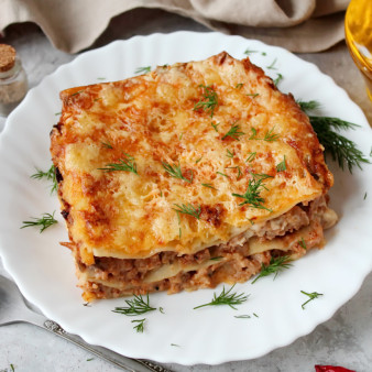 Мясная лазанья с грибами и соусом Бешамель