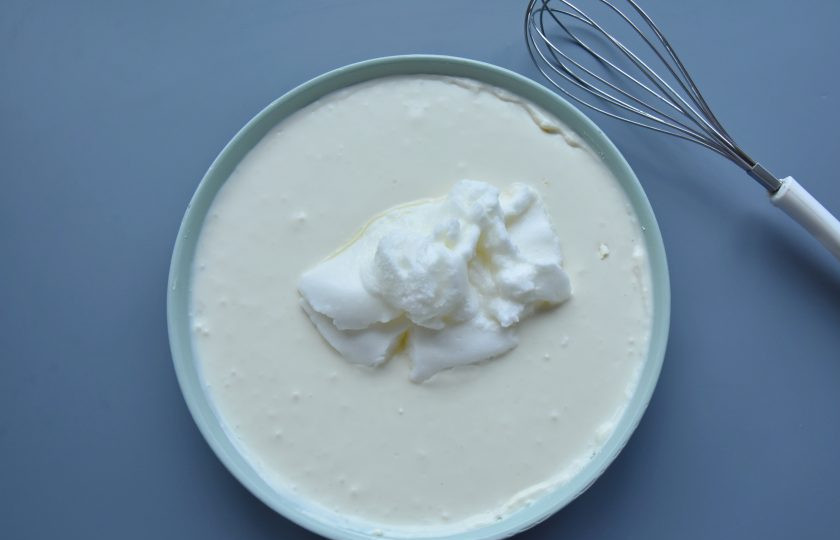 1. Этап. Протеиновые кексы: Добавьте взбитые белки и аккуратно вмешайте их в тесто.