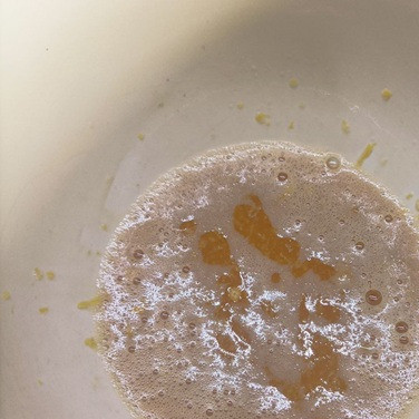 1. Этап. Дрожжевые оладьи на кукурузной муке: Яйцо слегка взбейте с медом и цедрой лимона.