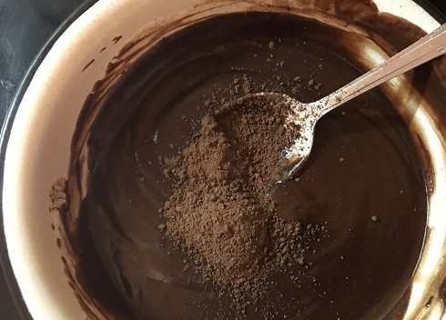 1. Этап. Яблочный кекс с шоколадом: Когда шоколад полностью растопится, добавляем 2 чайные ложки какао, тщательно перемешиваем до однородности.