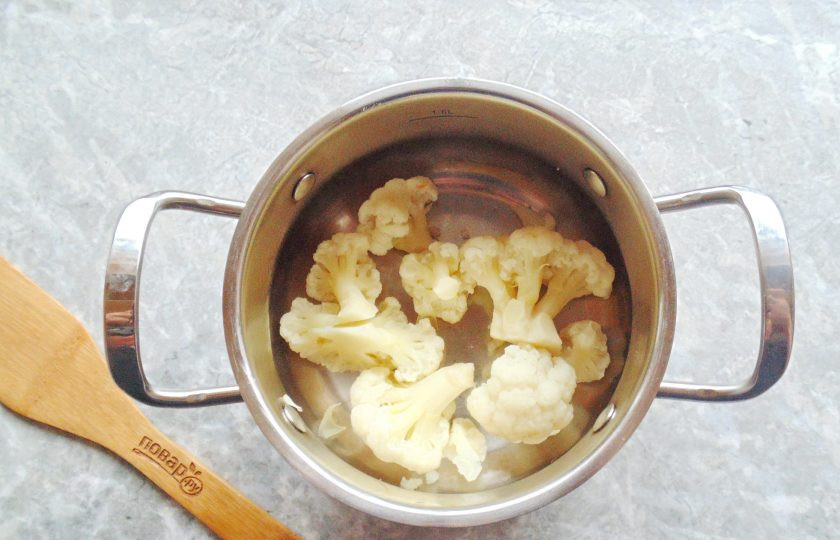 1. Этап. Котлеты из кабачка и цветной капусты: Цветную капусту отварите в подсоленной воде до готовности. Достаньте и дайте немного остыть.