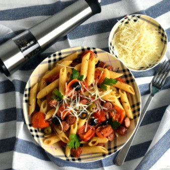 Паста с колбасками, маслинами и пряными травами