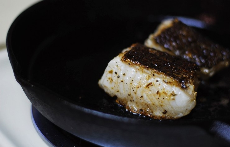 1. Этап. Морской окунь на салате: 3. Рыбу разделите на 2 равные части. Обмажьте филе солью и перцем. Разогрейте оливковое масло. Обжарьте рыбу с обеих сторон в течение 3-х минут. Затем добавьте сливочное масло. Обмажьте им рыбу, обжаривая её ещё 1,5 минуты.