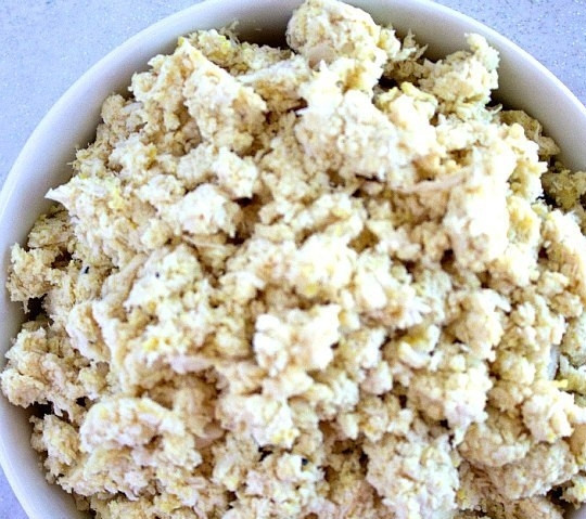 1. Этап. Котлетки из куриной грудки: 2. Отварные грудки пропустите через мясорубку, добавьте 1 измельченный зубчик чеснока, соль, черный молотый перец.