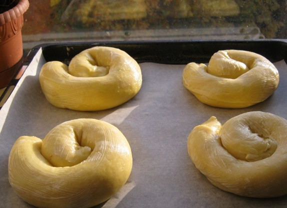 1. Этап. Испанские булочки Улитки: Поставьте булочки на противень, который предварительно застелите бумагой для выпечки. Дайте им постоять минут 30. А в это время разогрейте духовку до 180 градусов.
