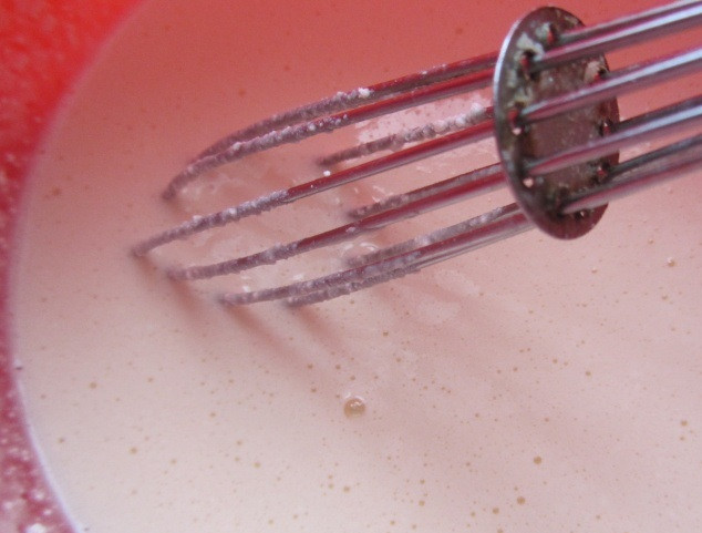 1. Этап. Творожный пудинг без выпечки: Затем добавьте творог и манку. Тщательно смешайте до однородной консистенции.