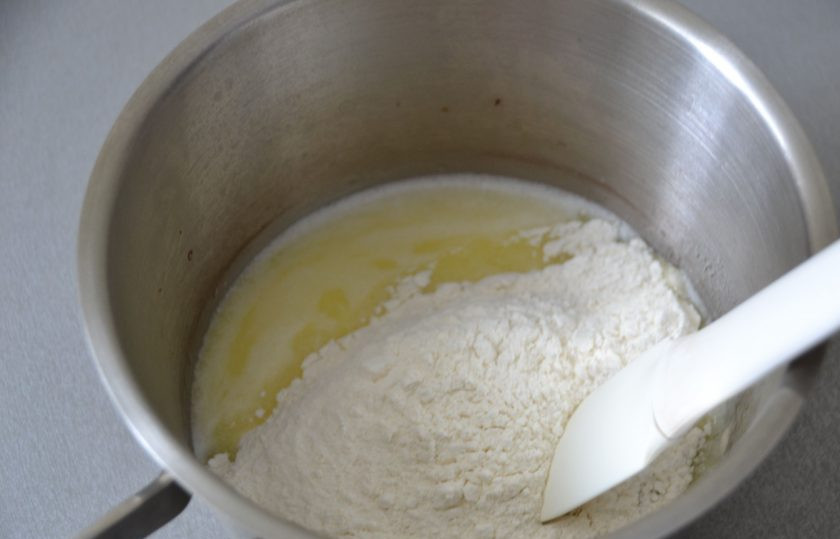 1. Этап. Фисташковые эклеры: Всыпьте в сотейник сразу всю муку и интенсивно размешайте.
